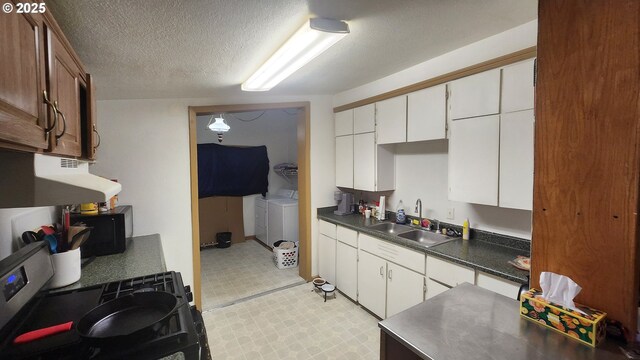 260 Pleasant Ave, Roseburg, OR 97470 - kitchen with a sink, washing machine and dryer, gas range, light floors, and under cabinet range hood