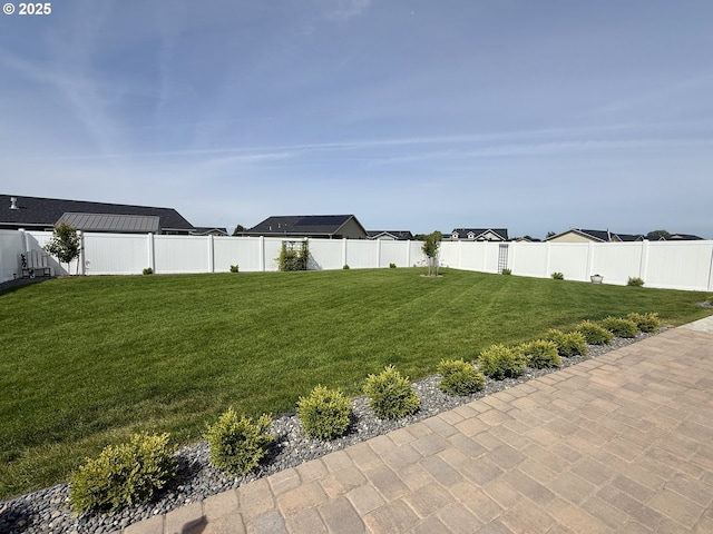 400 SW Goldfinch Ln, Boardman, OR 97818 - fenced backyard featuring a residential view