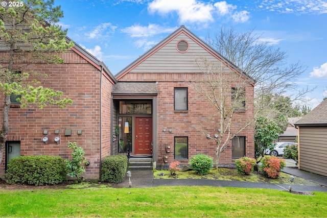 view of front of property featuring a front lawn