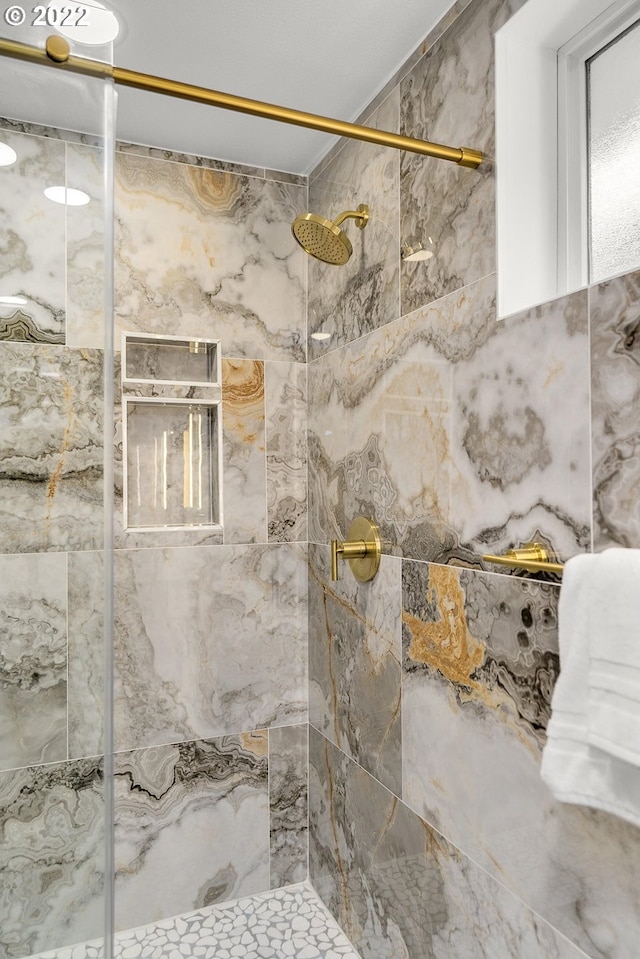 bathroom featuring tiled shower