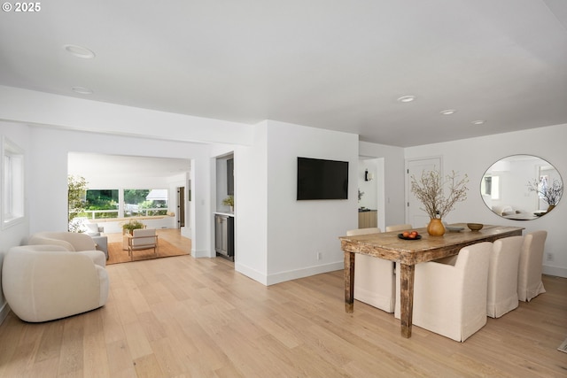 living area featuring light wood finished floors, baseboards, and recessed lighting