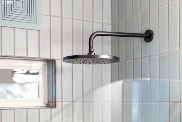 841 NE 77th Ave, Portland, OR 97213 - detailed view of tiled shower