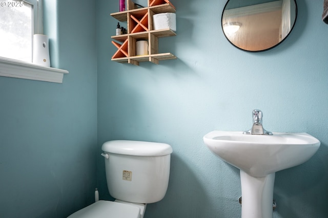 3052 Tierra Dr, Salem, OR 97305 - bathroom featuring toilet
