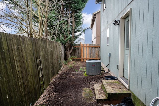 3052 Tierra Dr, Salem, OR 97305 - view of yard featuring cooling unit and a fenced backyard
