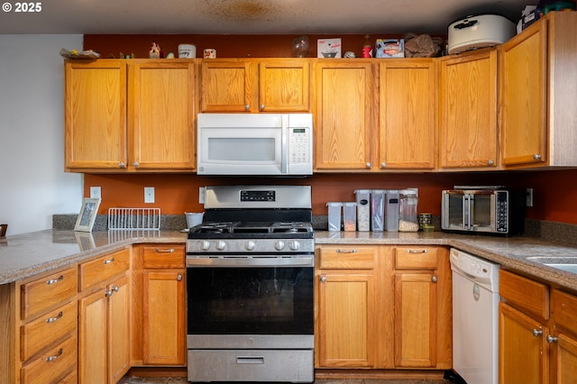 3052 Tierra Dr, Salem, OR 97305 - kitchen with white appliances