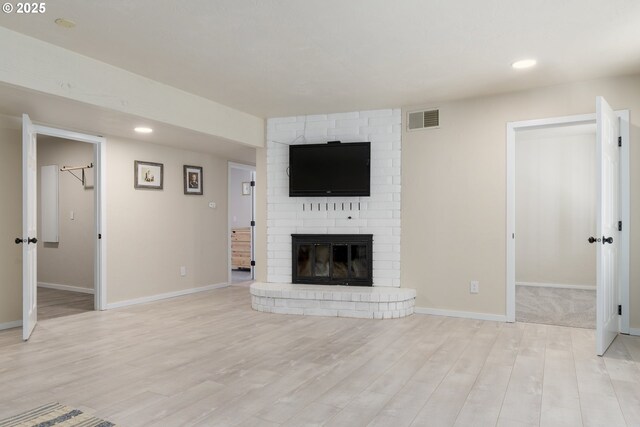 living area with light hardwood / wood-style flooring