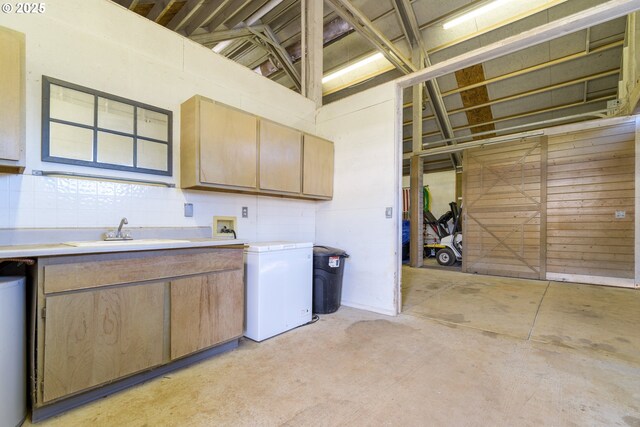 birds eye view of property featuring a rural view