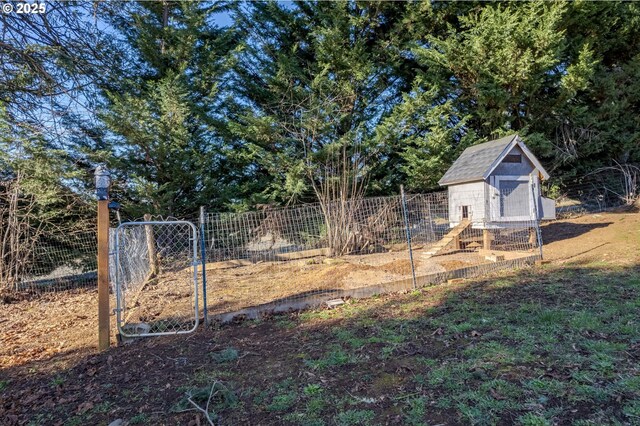 view of yard with an outdoor structure