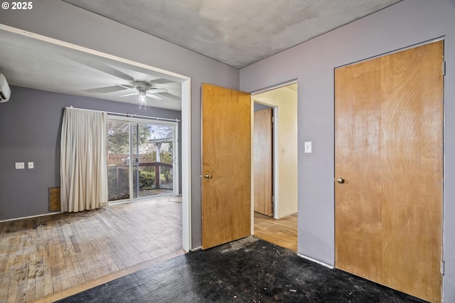 foyer entrance with dark wood-type flooring and ceiling fan