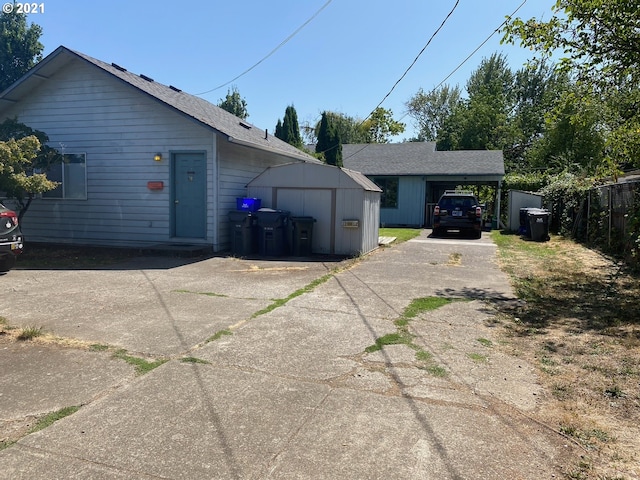 view of front of property featuring a storage shed