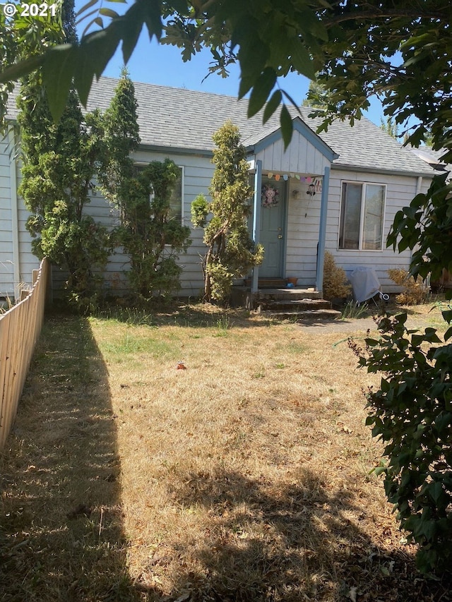 view of front facade featuring a front yard