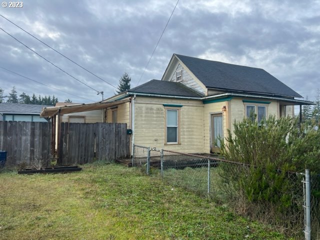 view of side of property featuring a lawn