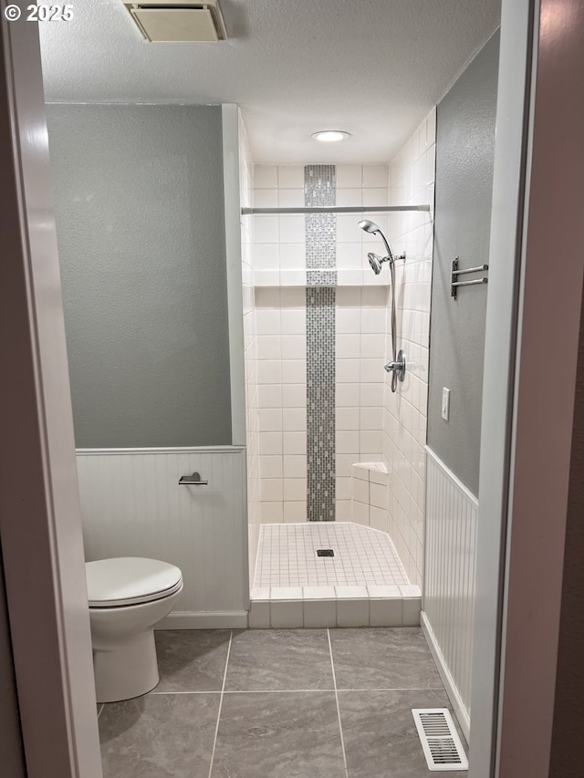 891 NE Bunyard Pl, Estacada, OR 97023 - full bathroom featuring toilet, a stall shower, wainscoting, a textured ceiling, and tile patterned flooring
