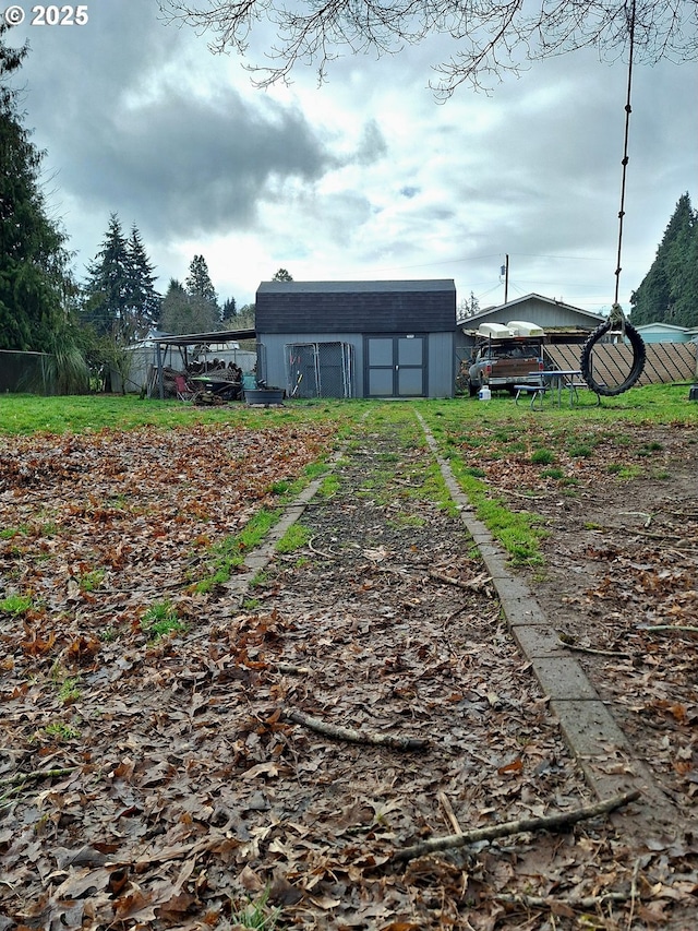 view of yard featuring an outdoor structure