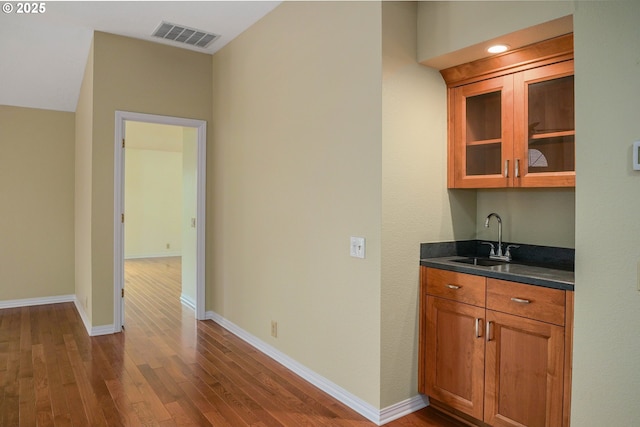 533 Fountain Ct, Keizer, OR 97303 - indoor wet bar with dark wood-type flooring and baseboards