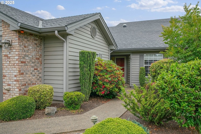 533 Fountain Ct, Keizer, OR 97303 - doorway to property featuring a shingled roof