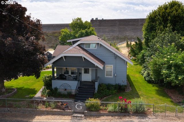 680 S Alfalfa St, Heppner, OR 97836 - bungalow-style house with a porch and stairs