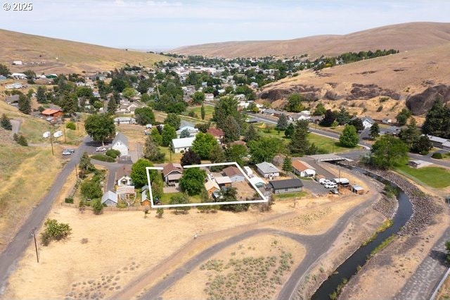 680 S Alfalfa St, Heppner, OR 97836 - aerial view of property's location featuring property boundaries highlighted and a mountainous background