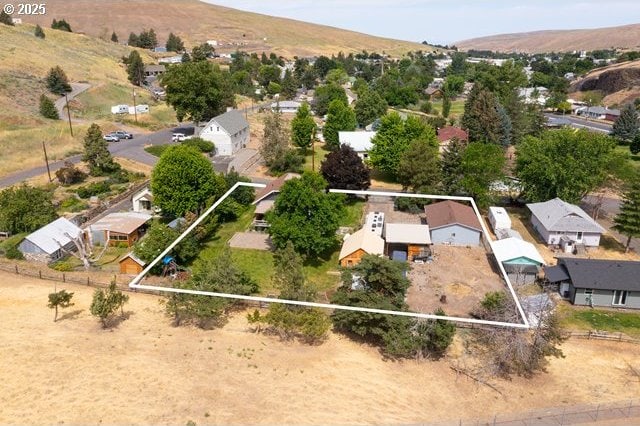 680 S Alfalfa St, Heppner, OR 97836 - aerial view of residential area featuring property parcel outlined and a mountain backdrop