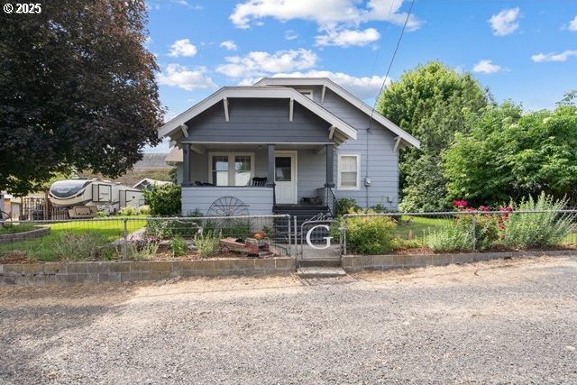 680 S Alfalfa St, Heppner, OR 97836 - bungalow-style home with a fenced front yard and covered porch