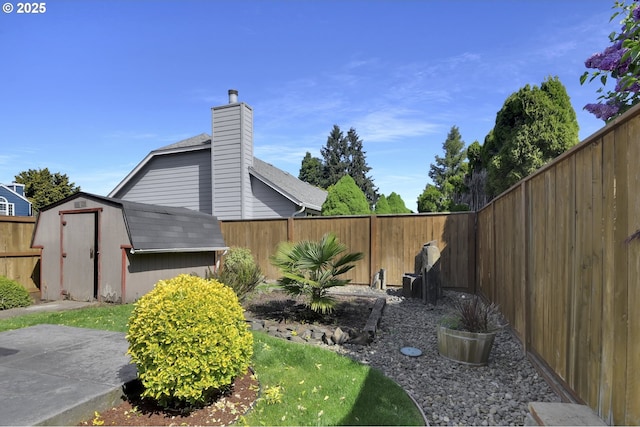view of yard with a storage shed, an outdoor structure, and a fenced backyard