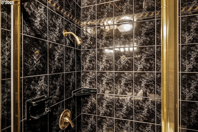 3110 NW Monte Vista Ter, Portland, OR 97210 - details with a tile shower