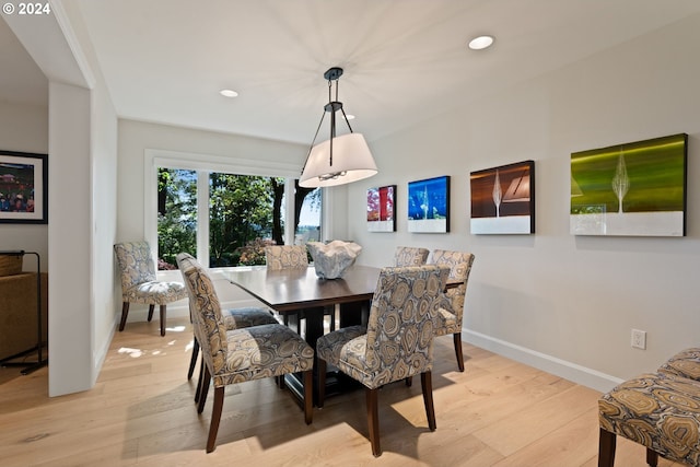 dining area with recessed lighting, light wood-type flooring, and baseboards