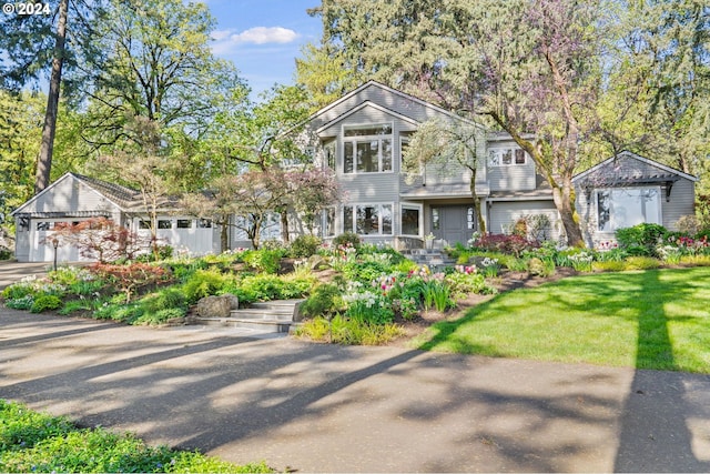 view of front of property featuring a front yard