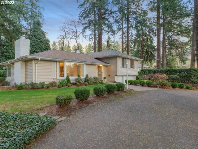 view of front of property featuring a front lawn