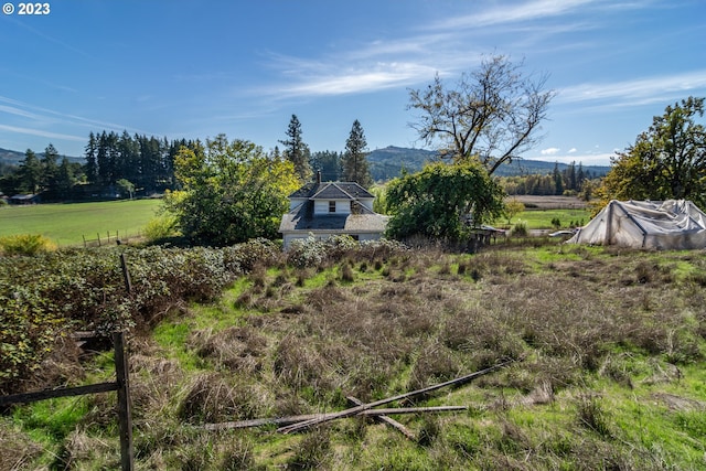 view of yard featuring a rural view