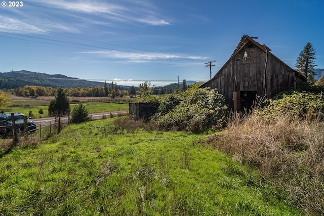 view of yard featuring a rural view