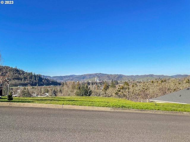 Listing photo 2 for 448 N View Dr, Roseburg OR 97470