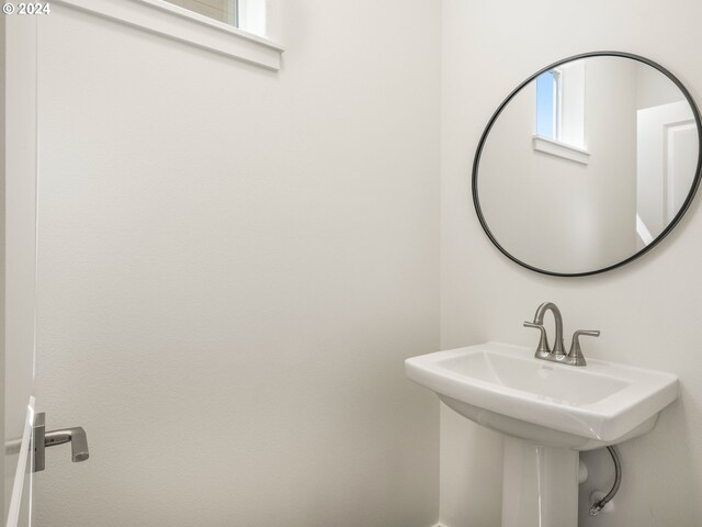 bathroom featuring sink