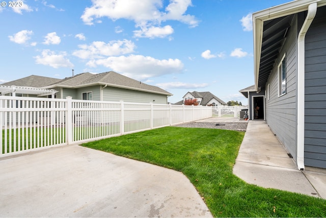 view of yard featuring a patio