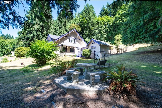 view of front of property with a front yard