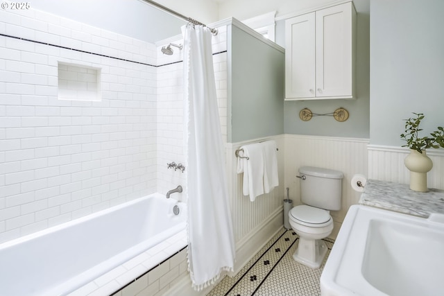 2147 NE 14th Ave, Portland, OR 97212 - full bathroom featuring toilet, tiled shower / bath, wainscoting, and tile patterned floors