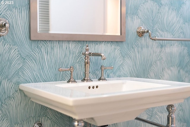 bathroom featuring sink