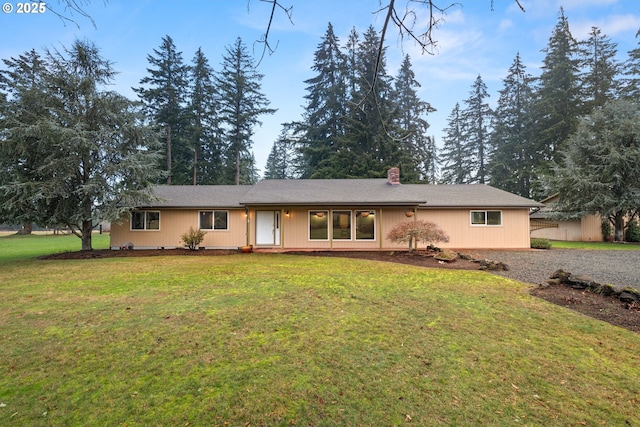 single story home with a front lawn