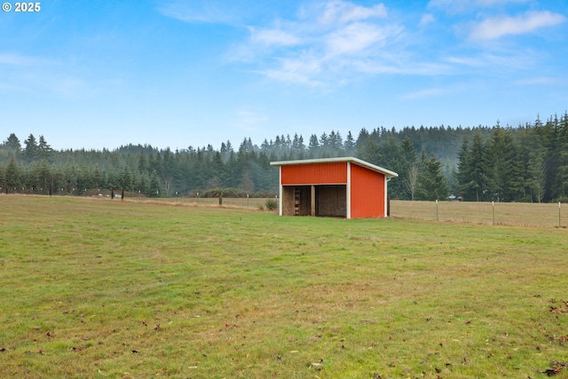 view of yard featuring a rural view