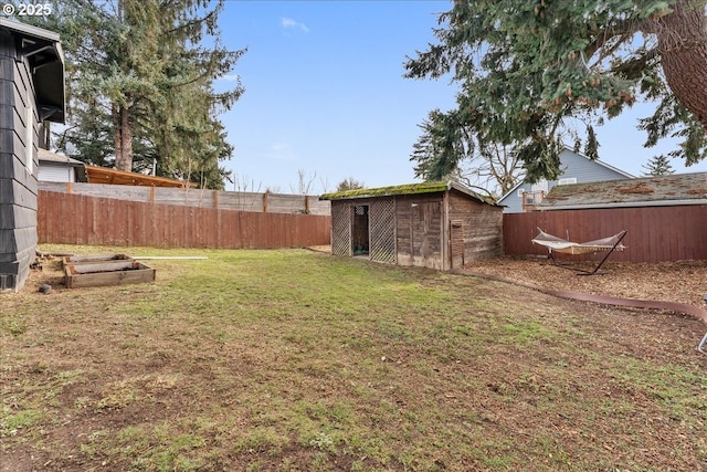 view of yard featuring an outdoor structure