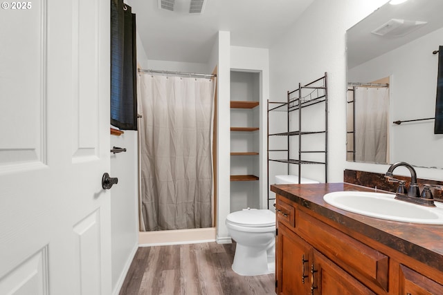 25191 Berry Ln, Veneta, OR 97487 - full bath featuring wood finished floors, vanity, and curtained shower