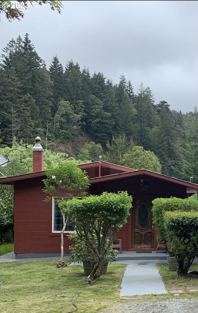 view of front facade featuring a front yard