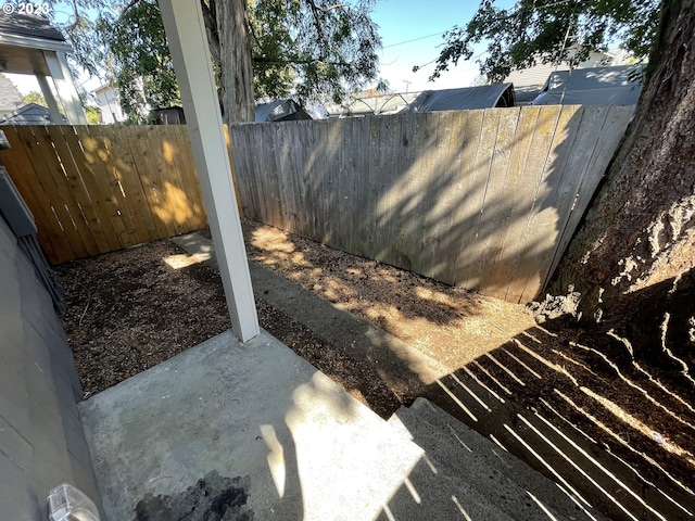 view of yard featuring a patio area