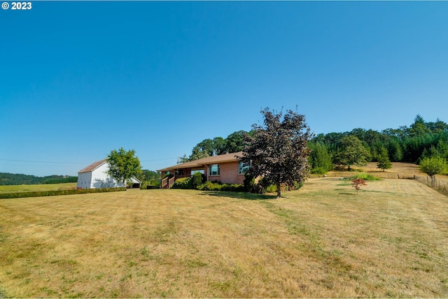 view of yard featuring a rural view