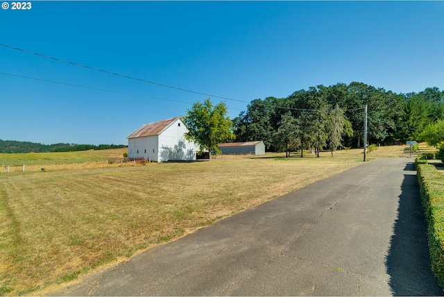 view of front of home featuring a front yard and an outdoor structure