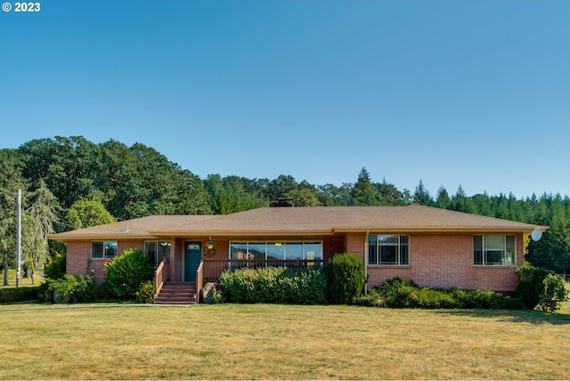 ranch-style house featuring a front yard