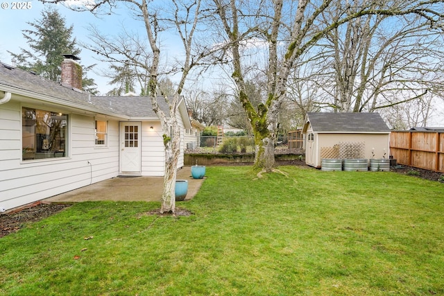 view of yard featuring a shed