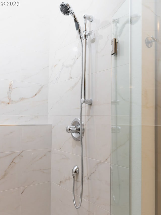 details featuring a tile shower