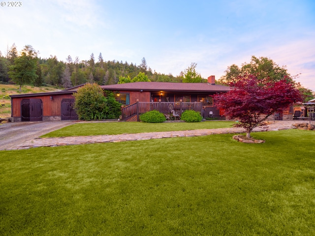 view of front of property featuring a yard