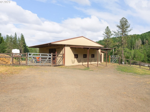 view of stable featuring an outdoor structure